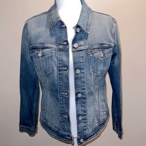 NEW WITHOUT TAGS!! Levi’s Jean Jacket🦋
